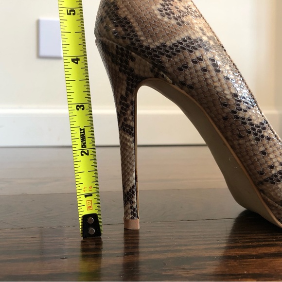 Steve Madden Snake Print Heels with Gold Accents Size 6–4 1/2 inch heel - Picture 5 of 7